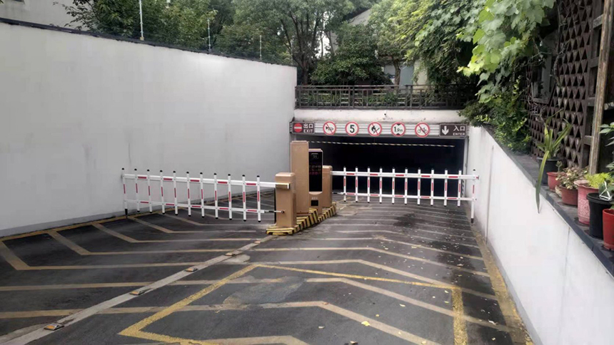 某部队MT款车牌识别+广告道闸2.jpg